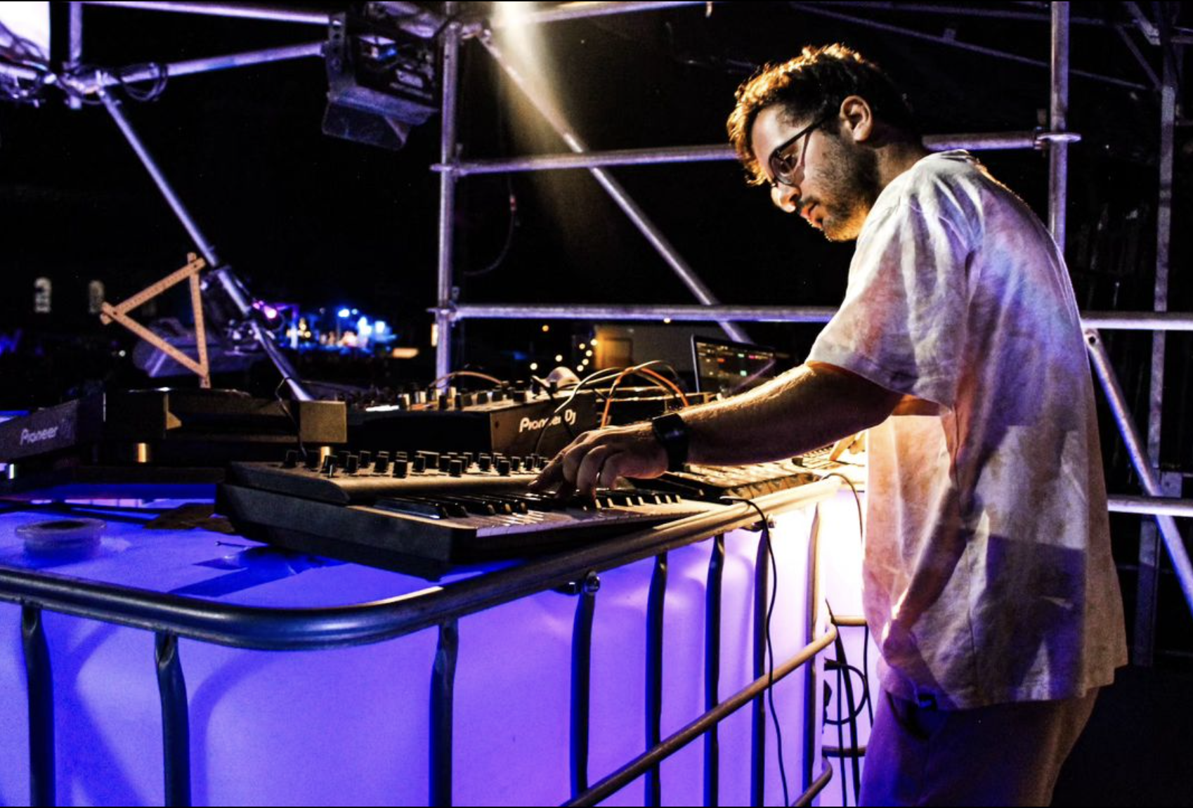 Skipscene playing live